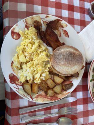 Scrambled eggs and English muffin w bacon side