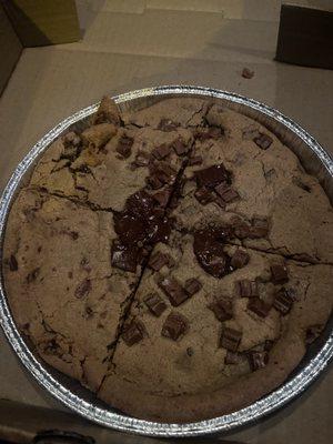 Chocolate chip cookie pizza