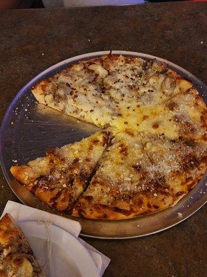 Half mushrooms and pepper and sausage and pepper white sauce pizza