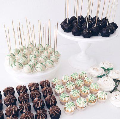 Custom order, sweet party table. Cake pops, mini cupcakes and merengue.