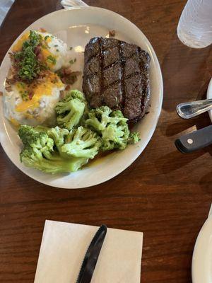 10oz Sirloin w/steam broccoli & fully loaded mash potatoes