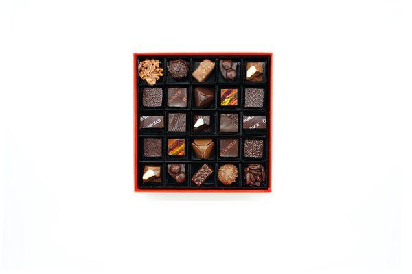 Swiss Class - Assortment of 25 dark and milk chocolates