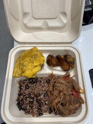 Ropa  vieja , tostones , congri y maduro