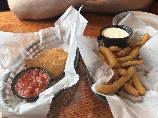 Fried mozzarella & Fried Pickles