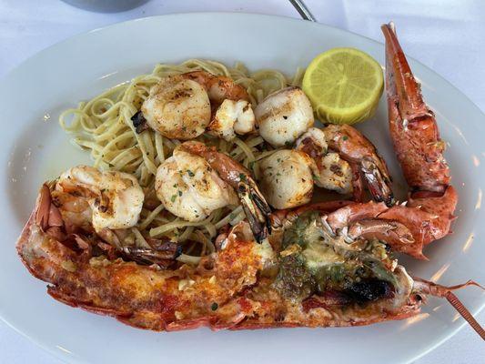 "mariscada" (lobster, shrimp & scallops, without mussels & clams, over linguine)