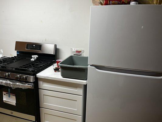 White fridge I did not order. Was supposed to be black and stainless and different brand.