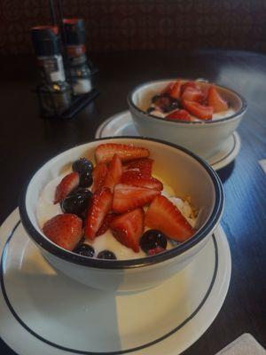 Fresh Berry & Yogurt Parfait