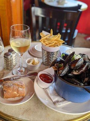 The spread! I love the Dijon mussels!