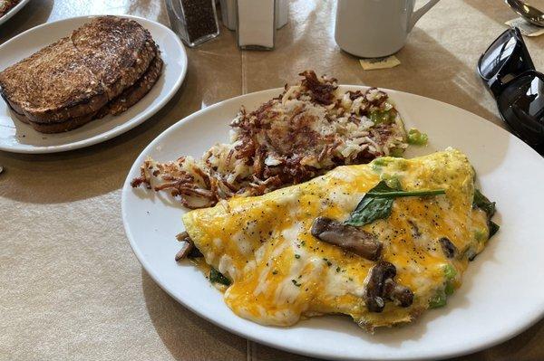 Veggie omelette with toast