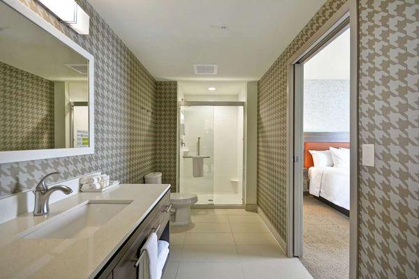 Guest room bath