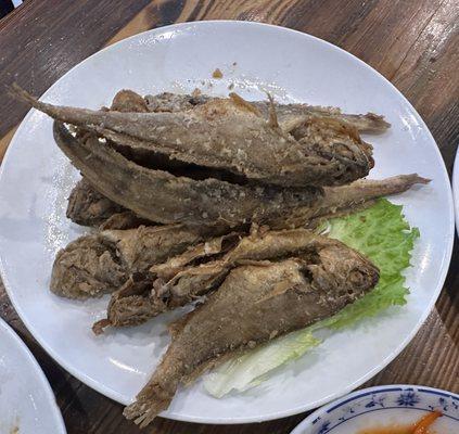 Fried small yellow croaker