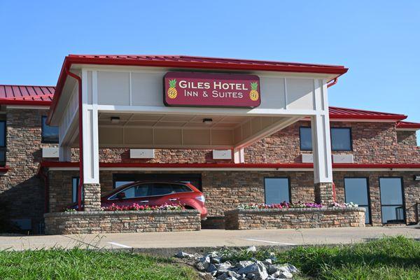 wonderful porta-cochere to The Giles Hotel Inn & Suites