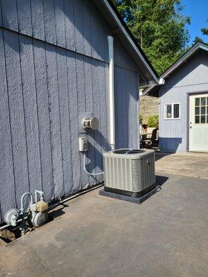 13 SEER 3 ton Ruud condenser with line set cover. City of Tualatin.