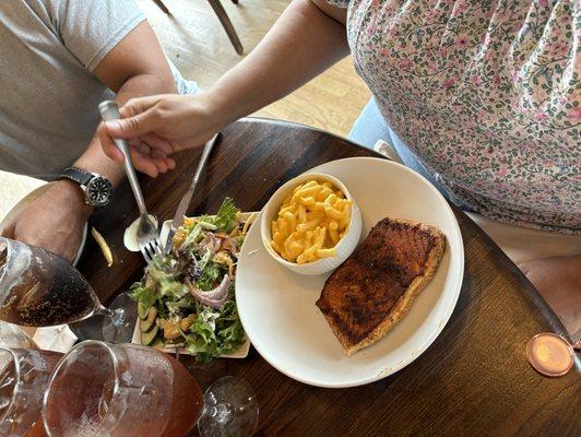 Grilled salmon with mac n cheese and salad