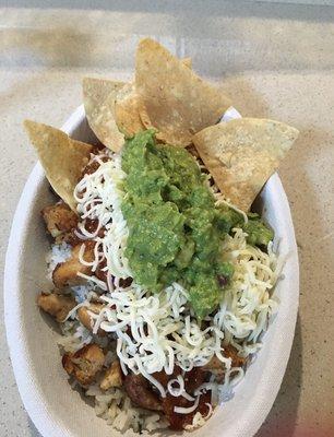 chicken bowl w/ guac & chips