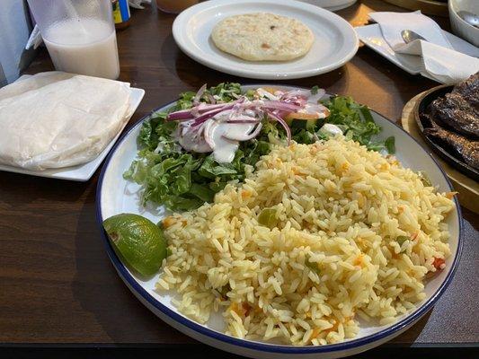 Rice and salad side for Entrana de Res