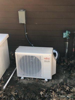 Fujitsu ductless heat pump installed in Brentwood, January 2019.