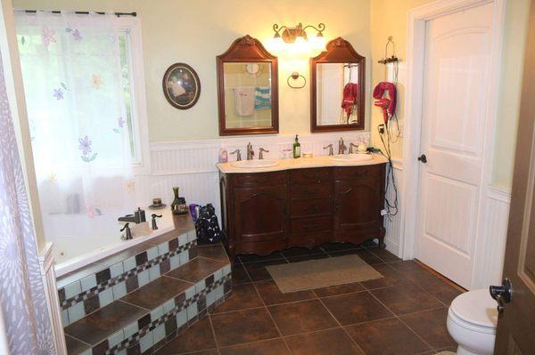 Gorgeous bathroom for your use....