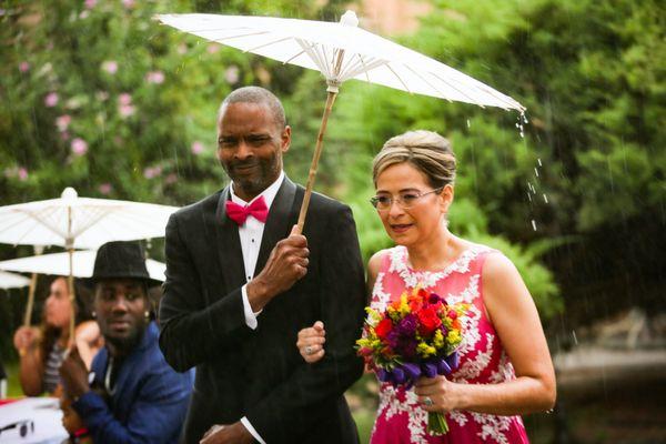 Rain is not a problem - best man and maid of honor - Albuquerque wedding photographer