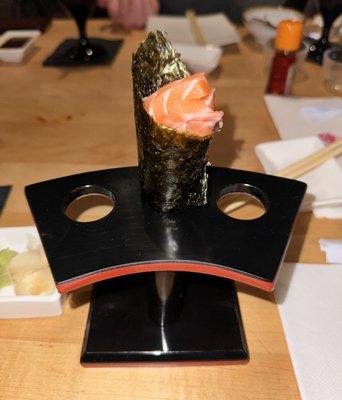 salmon hand roll