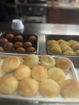 Buñuelos, pan de Pandebono and other snacks; the best part