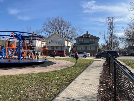 Park is not fenced completely in as reported in earlier reviews.  Photo shows no fence between park and New York street in this section