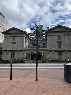 Portland's Pioneer Courthouse Square Christmas Tree