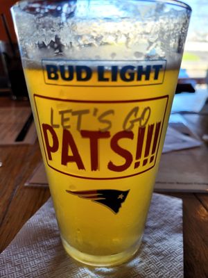 Why would you EVER serve ANY self respectfing human being here in NY with this glass? I hate the Giants&Jets too, but srsly?