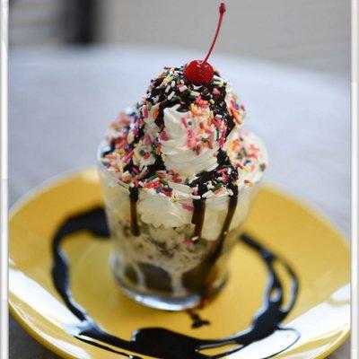 Hot fudge sundae