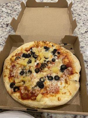 Small pizza with black olives and pineapple