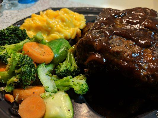 Ribs, mac and cheese, and mixed veggies