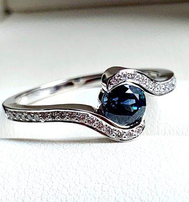 Custom yogo sapphire ring