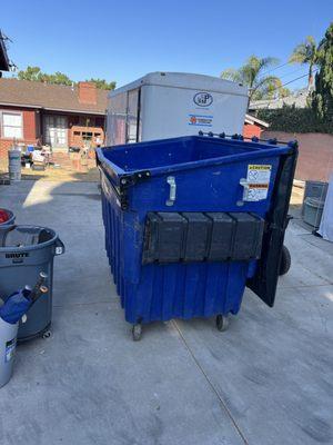 Hauling away dumpster rental 

3 cubic yard dumpster 
Great for cleaning out your garage!

Message us for more information.