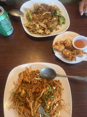 Pad Se Iw, crab rangoons, & Phad Thai