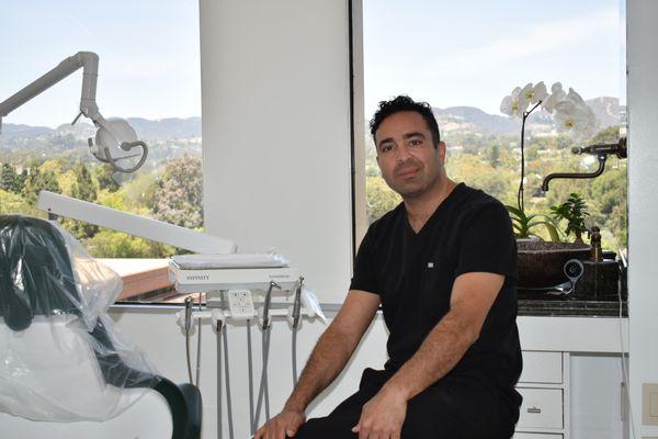 Best Cosmetic Dentist Brentwood, CA specializing in smile restorations with veneers, crowns and dental implants, and Invisalign.