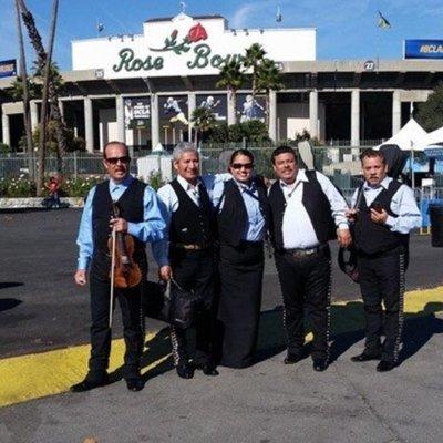 Mariachi Aztecas de Oro - cantando en Rose Bowl