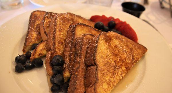 French toast with berries