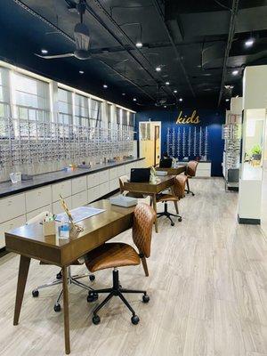 Optical shop with a large selection of men, women and kid frames