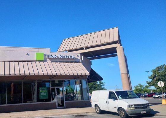 H & R Block - 4632 S. Damen in Yards Plaza is actually in strip of businesses west of Hoyne Ave Entrance