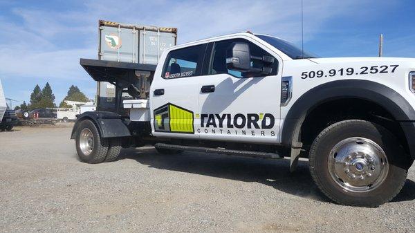 Shipping container delivery truck