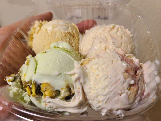 4-Flavor Sample Tray. Banana Cream Pie, Horchata, Pistachio, and Raspberry Cheesecake Chunk. And no, of course I didn't share!