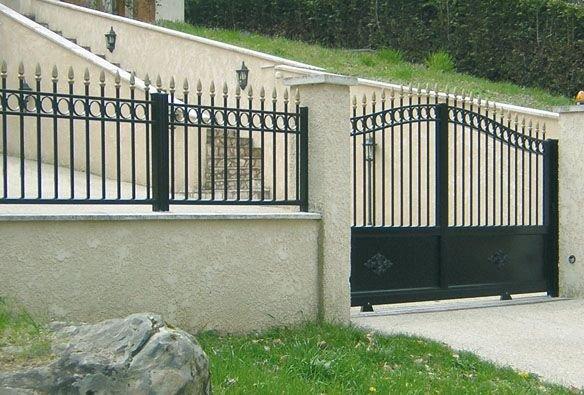 We manufacture sliding gates with or without motor. for residential or commercial places and for greater security. We install accessories su