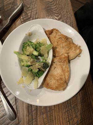 2 grilled chicken breasts with broccoli