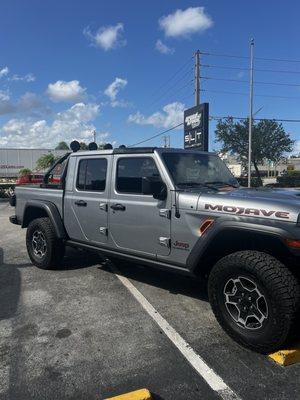 2021 Gladiator Mojave - they installed roll bar and lights