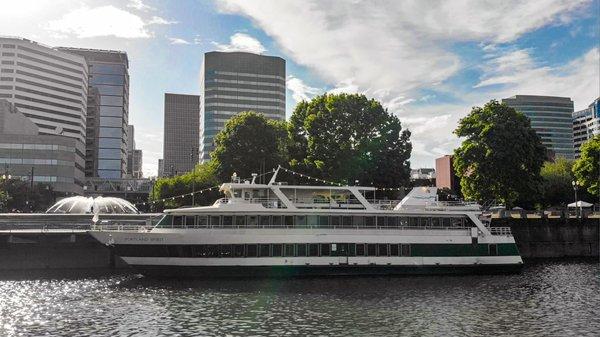 Portland Spirit at Salmon Springs Dock with fountain in background