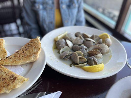 Clams with Garlic Bread