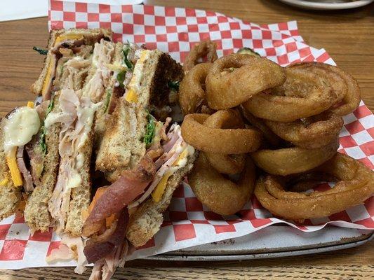 Club sandwich with onion rings (xtra charge)