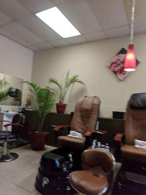 This is a really nice salon. My tech was Shaina & she was great & professional. Atomoshpre is soothing and clean.