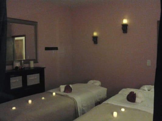 Couples massage in the pink room