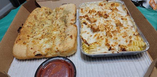 chcken alfredo and cheese bread